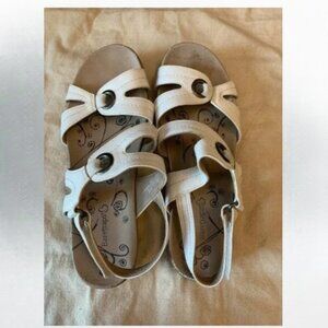 Baretraps white velcro close sling back sandals size 9.5 M US